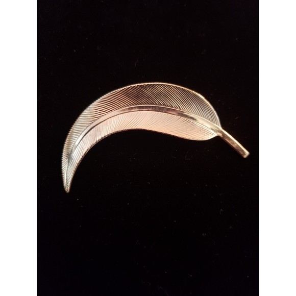 Vintage Gold Tone Leaf Brooch Pin - Picture 1 of 3